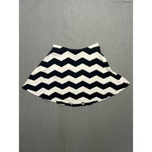 Express Women's Small Black White Chevron Skater Skirt Stretch‎ Knit Mini S/P